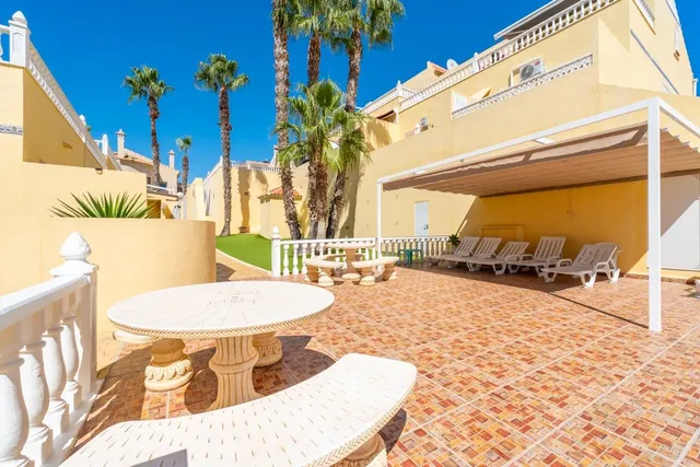 Encantadora vivienda reformada con terrazas, patio privado y piscina comunitaria — 19