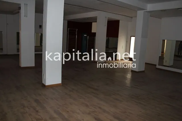 Se alquila  local comercial — 19