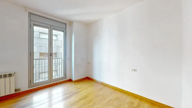 Poblenou: luz natural, dos amplias habitaciones y parking y trastero incluidos en el precio. — 23