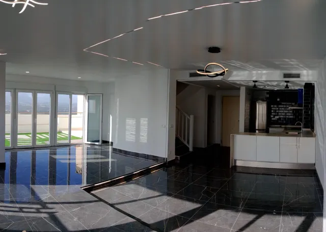 Impresionante Ático -Dúplex reformado de lujo y vistas magnificas al mar y bahía de Benidorm. — 16