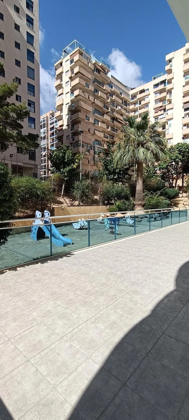 ¡OPORTUNIDAD! APARTAMENTO DE 2 DORMITORIOS Y 2 BAÑOS CON GRAN TERRAZA, BALCÓN Y PISCINA CERCA DEL MAR — 25