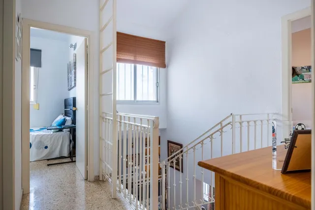 Vive en Simón Verde: Casa pareada con patio, garaje cubierto, piscina y el metro a un paso. — 30