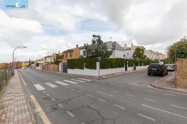 Casa independiente con piscina en La Zubia. — 45
