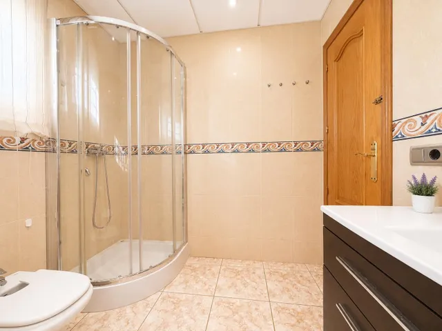 CASA INDEPENDIENTE CON 966 M/2 DE PARCELA EN NUEVO HIGUERON . — 40