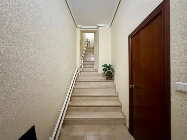 Casa con gran garaje, terraza y múltiples posibilidades en G - foto 2