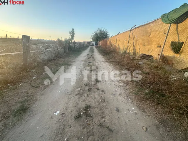Finca Rústica con Nave, Invernaderos, Pozo y Luz Propia en L - foto 2