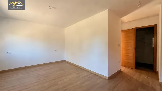 Chalé adosado, con terraza 30m , jardín 70m , garaje para 2 coches. 5 habitaciones. 3 baños. Cocina salón comedor de 35 m2. Magnificas vistas. Muy soleados — 50