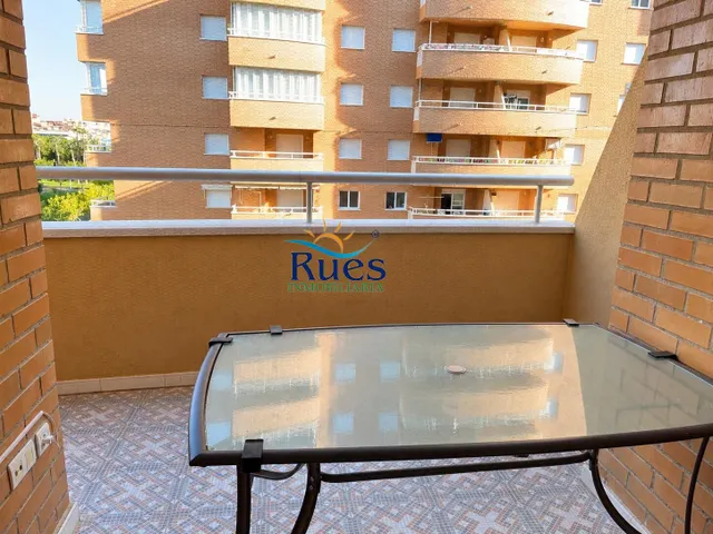 Piso reformado en primera línea del mar con terraza y piscina comunitaria — 19