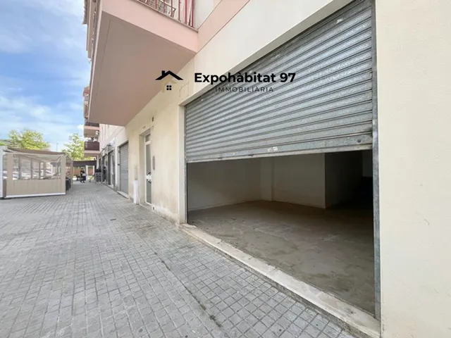 LOCAL AMB SORTIDA DE FUMS — 23