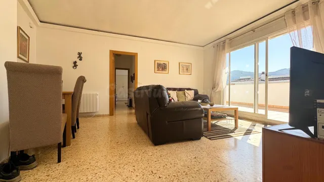 Soleado ático con garaje y amplia terraza con orientación su - foto 3