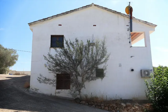 MASIA VALLADA CON PISCINA, ZONA PARA CABALLOS Y MAS DE 2 HEC - foto 4
