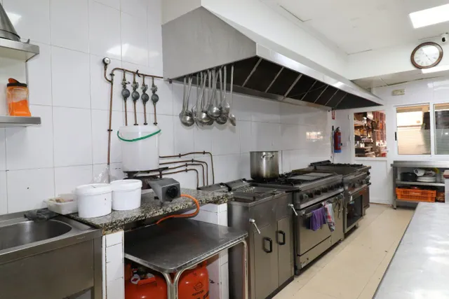 Local comercial 400m² en venta - Playa del cura — 28