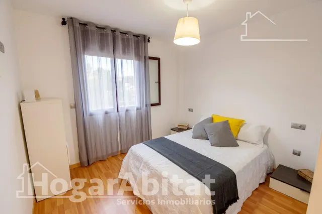 Vive con el confort de un residencial con piscina en este luminoso piso con balcón — 9