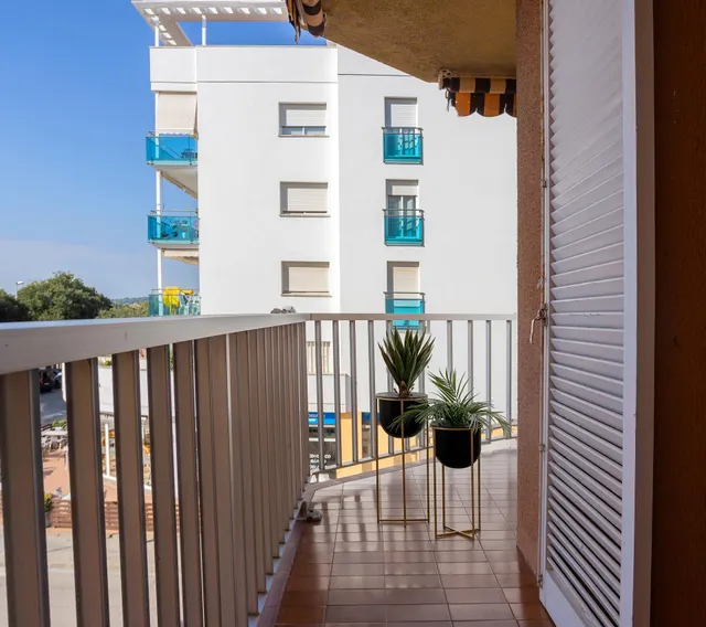 Piso de 3 dormitorios con terraza en el centro de Torredembarra — 8
