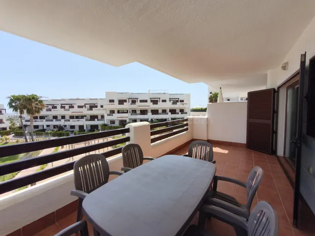 Amplio apartamento de 3 dormitorios a 600 metros de la playa y servicios — 18