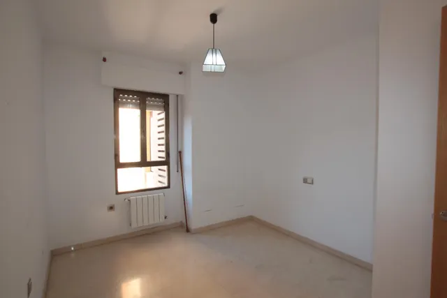 Piso en alquiler junto al Palacio de Congresos, 4 dormitorios, 2 baños — 25