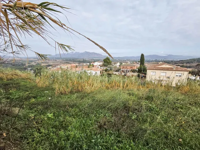 Terreno edificable de 3.636 m2 edificable en urbanización Can Parellada de Masquefa — 2