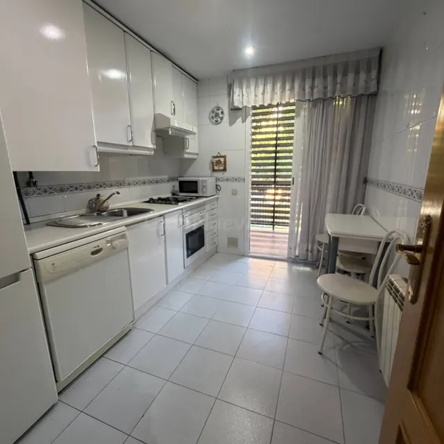 Urbanizacion privada con piscina, 4 dormitorios, 2 baños y posibilidad de adquirir una plaza de garaje doble — 4