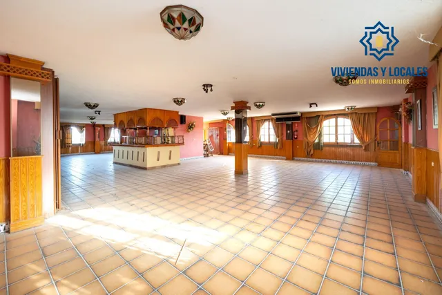 Terreno urbanizable, actualmente hay un restaurante. — 18