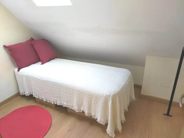 Ático Dúplex en Valdeacederas con Amplia Terraza y Comodidades Modernas — 10