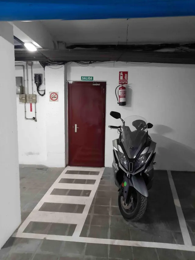 13 Plazas de Parking para COCHE GRANDE o MOTOS IDEAL INVERSORES en la Plaça Granollers de Mataró — 8