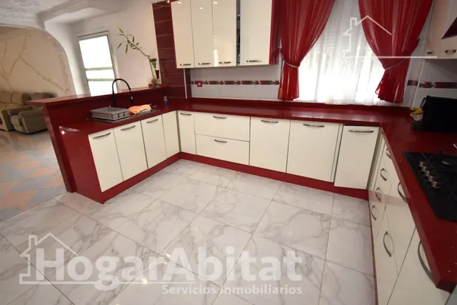 AMPLIA CASA CON GARAJE Y GRAN TERRAZA Y UNA SEGUNDA VIVIENDA — 8