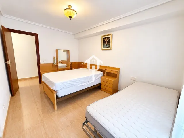 PISO EN VENTA EN ALICANTE. ZONA DE LA FLORIDA. 134m2 CON 4 habitaciones DOBLES, 2 BAÑOS COMPLETOS, TERCERA PLANTA CON ASCNESOR, TERRAZA Y DESPENSA. — 47