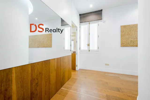 Ds realty presenta | vivienda exterior con tres balcones y terraza frente al templo de debod — 8