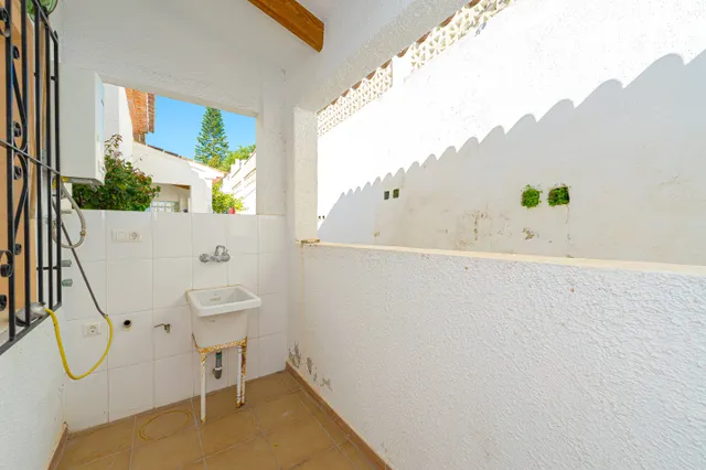 Villa en venta en Les Fonts, Benitachell, con piscina comunitaria y un gran potencial — 24