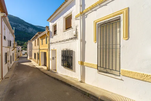 Encantadora casa de pueblo en venta en Llosa de Camacho - foto 2