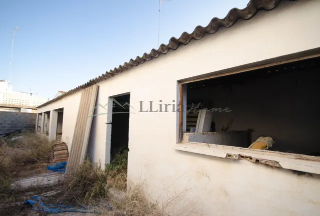 Ref. 04402.- Solar urbano con dos almacenes en S. Antonio de Benagéber, núcleo urbano. — 19