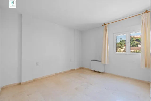 GRAN CASA CON PISCINA EN HUETOR VEGA — 11