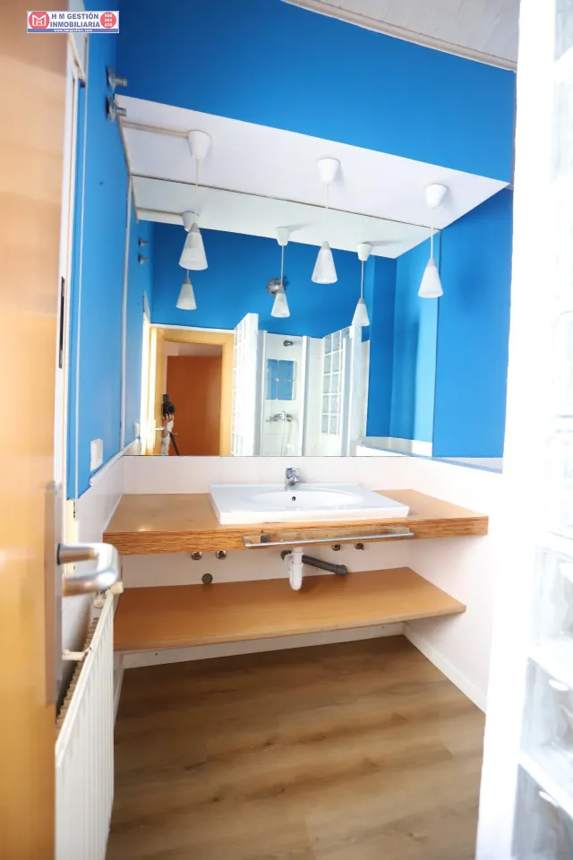 Ático de un dormitorio con aire acondicionado calefacción por  gas, baño y aseo, terraza exterior y plaza de garaje. — 8