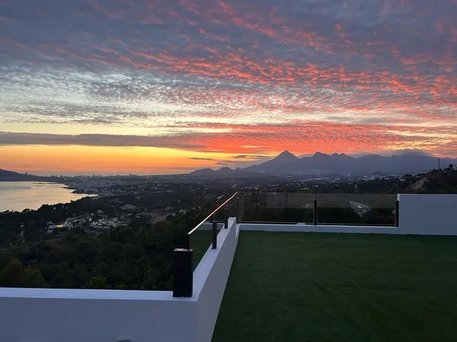 Villa moderna con vistas panorámicas al mar y a la montaña — 26