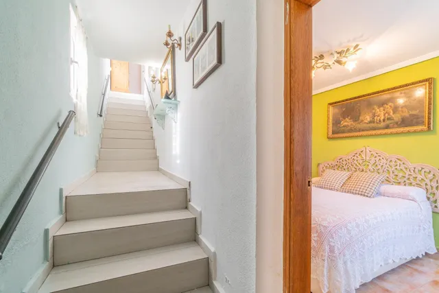 Maravilloso chalet pareado (aprox. 130 m2 + terrazas y garaje) con 4 dormitorios y 2 baños. Amplia parcela privada (516 m2) con jardín y gran piscina. — 36