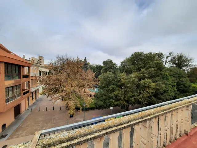 CASA PARA REFORMAR FRENTE AL PARQUE — 3