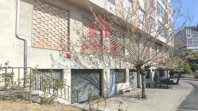 AMPLIO LOCAL COMERCIAL CON POSIBILIDAD DE TRANSFORMAR EN VIVIENDAS SITUADO EN LA CARBALLEIRA. — 9