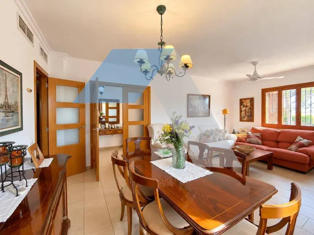 Chalet en parcela urbana con piscina privada en san vicente del raspeig — 10