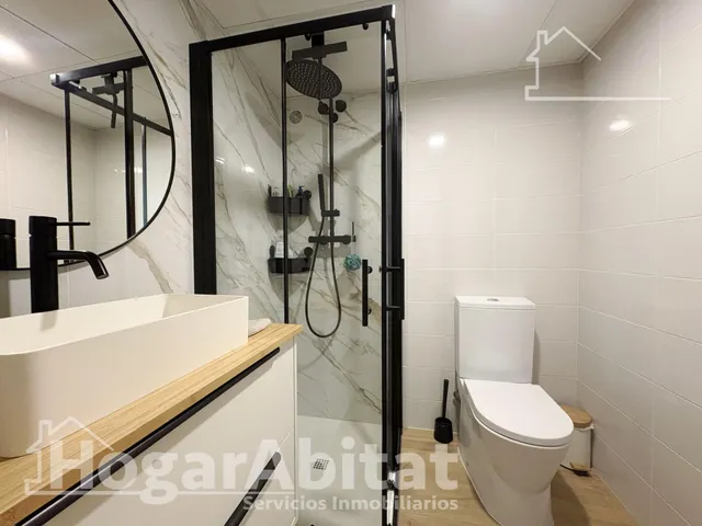 ¡Hogar de lujo! Amplio, sofisticado y reformado, con patio y garaje, todo amueblado — 38