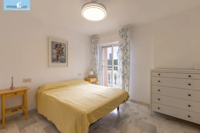 Casa independiente con piscina en La Zubia. — 18