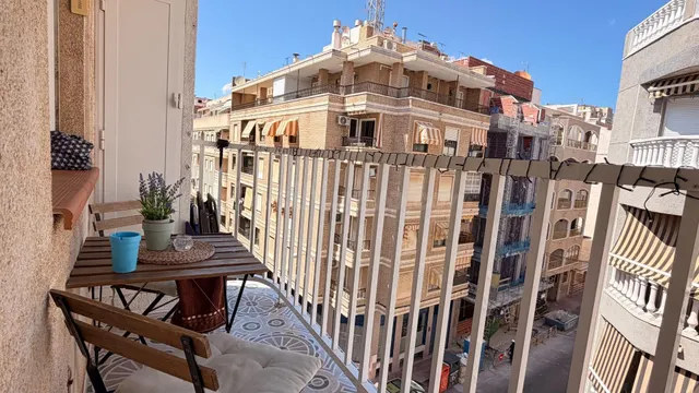 Apartamento acogedor con vista lateral al mar en Torrevieja — 3