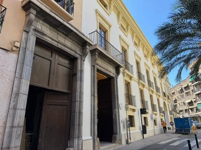 Alquiler de amplio piso en le centro, zona calle correos. — 35
