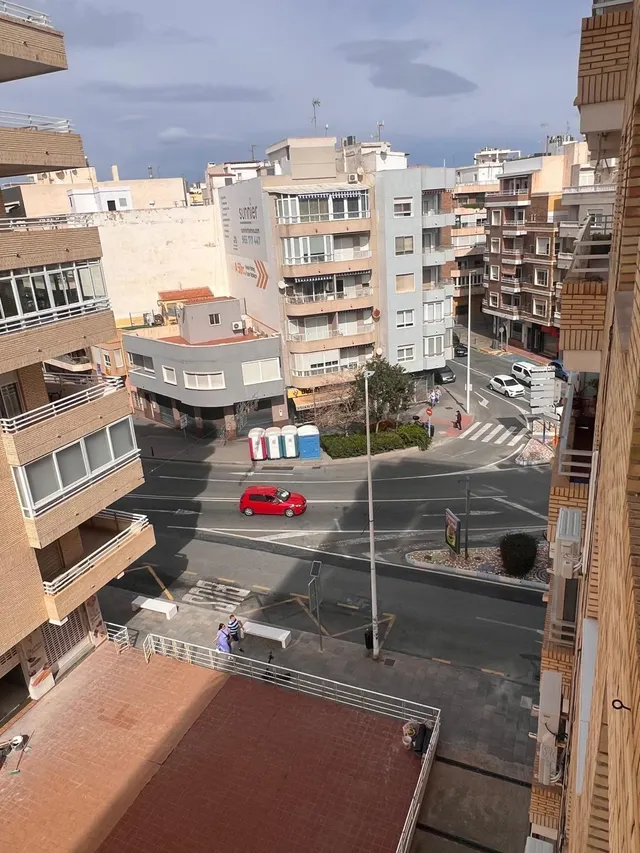 Apartamento con terraza, Alicante, Torrevieja. 2 habitaciones, 80 m2, 90 metros al mar — 35