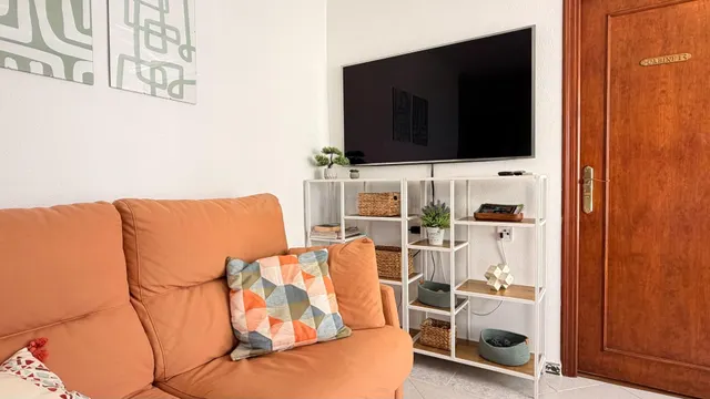 Apartamento acogedor con vista lateral al mar en Torrevieja — 2