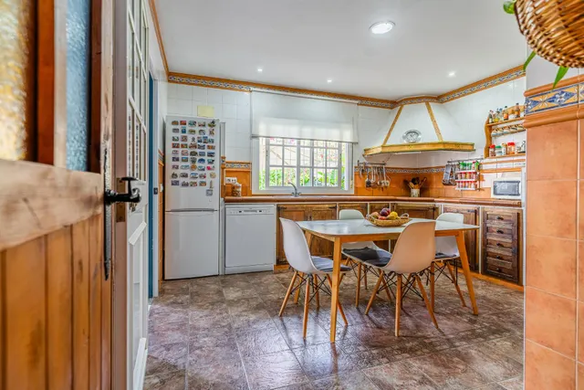 VENTA DE CHALET EN VENTA EN LAS DEHESILLAS — 40
