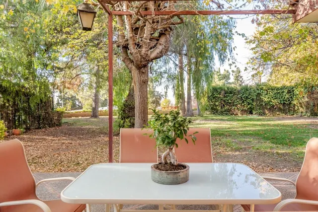 chalet independiente con la mejor parcela en la prestigiosa  urbanización de el serrallo — 23