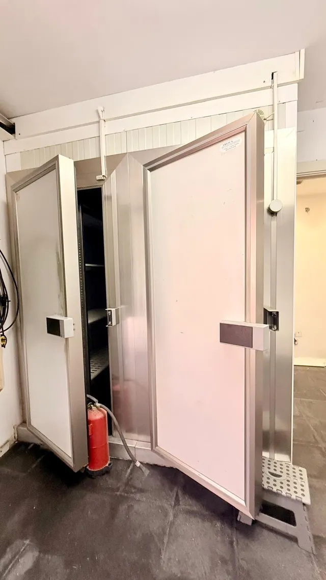 ¡Oportunidad Única en Cubelles! Local Comercial Reformado con Terraza y Vistas al Mar — 28