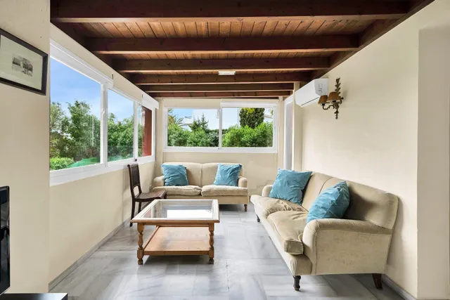 Alquiler larga temporada - Villa Privada con Piscina y Amplio Jardín en Cerrado de Elviria, Marbella — 13