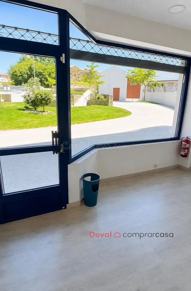 Local comercial en alquiler en pleno centro de O Porriño – 5 - foto 2