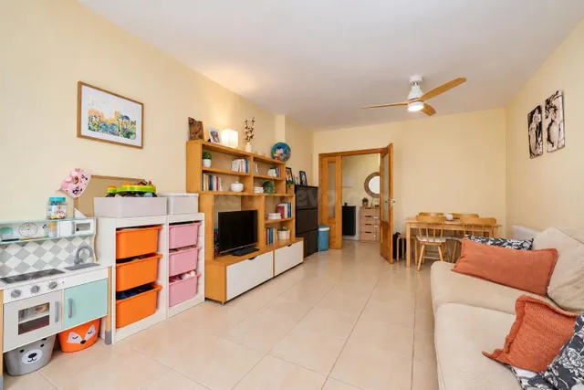 Amplio piso de 2 dormitorios y 2 baños con parking en Campos - foto 3